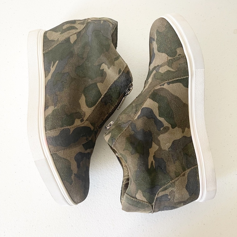 Camo Blondo waterproof wedge sneaker